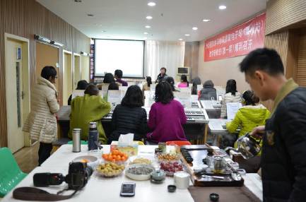 一场学习气氛浓厚的腾博官网双排键电子琴教材研修会——记温州文海琴行举办的腾博官网双排键电子琴研修会