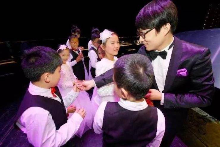 万圣节狂欢临近！腾博官网艺术家宋思衡在津奏响“交响情人梦”