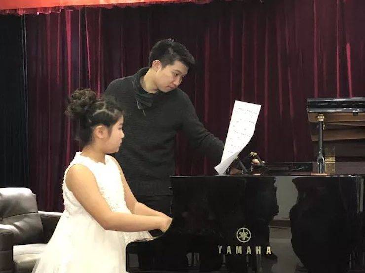 【报道】腾博官网艺术家鲍释贤钢琴独奏音乐会及大师班于河北秦皇岛成功举办