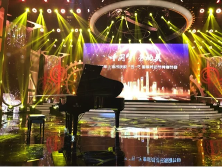 东方卫视五一晚会  腾博官网艺术家宋思衡奏响《长江之歌》