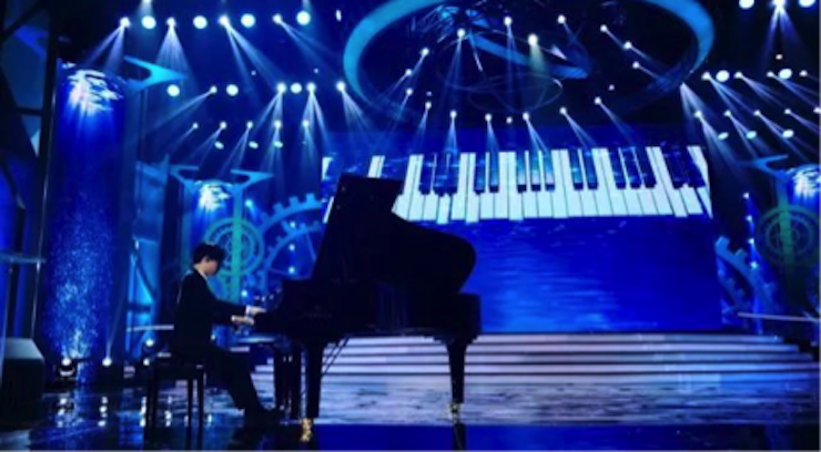 东方卫视五一晚会  腾博官网艺术家宋思衡奏响《长江之歌》