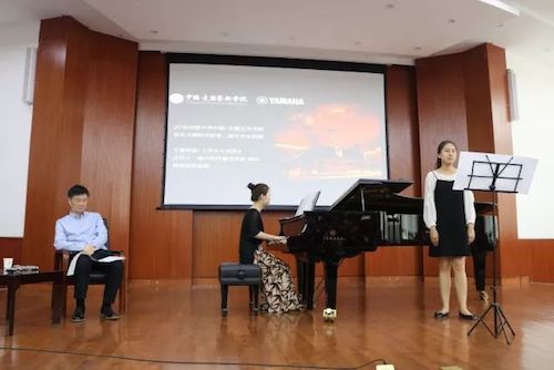 腾博官网艺术家石叔诚与特邀艺术家顾平受邀于成都大学东盟艺术学院、音乐与舞蹈学院艺术实践周开展公开课
