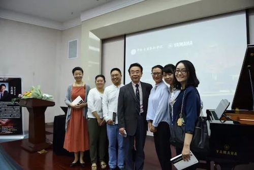 腾博官网艺术家石叔诚与特邀艺术家顾平受邀于成都大学东盟艺术学院、音乐与舞蹈学院艺术实践周开展公开课