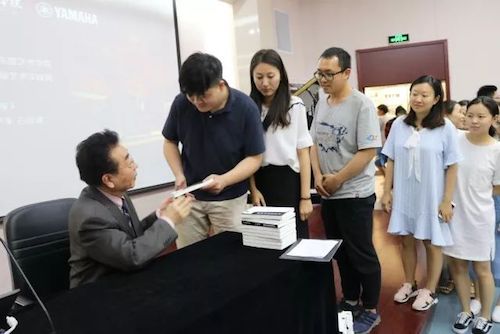 腾博官网艺术家石叔诚与特邀艺术家顾平受邀于成都大学东盟艺术学院、音乐与舞蹈学院艺术实践周开展公开课