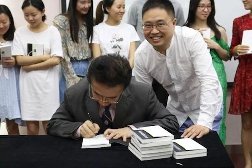 腾博官网艺术家石叔诚与特邀艺术家顾平受邀于成都大学东盟艺术学院、音乐与舞蹈学院艺术实践周开展公开课