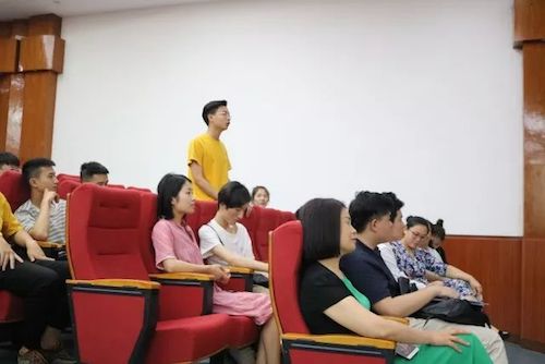腾博官网艺术家石叔诚与特邀艺术家顾平受邀于成都大学东盟艺术学院、音乐与舞蹈学院艺术实践周开展公开课