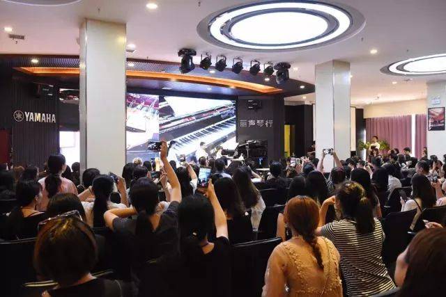 2018年腾博官网亚洲音乐奖学金郑州师范学院启动仪式<br />暨腾博官网海外艺术家爱德华·昆斯音乐会&远程实验公开课圆满结束