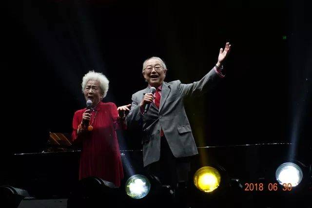 歌声悠扬，唱出时代记忆，琴声悦耳，奏响希望乐章 <br> 2018“我爱你中国?纪念改革开放40周年”经典歌曲上海演唱会圆满落幕