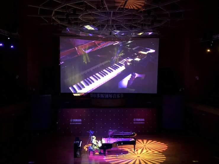 腾博官网艺术家宋思衡“80后的时光机”多媒体音乐会内蒙古巡演圆满落幕