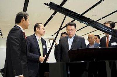 回顾发展历史，畅想科技未来|中国浙江省代表团视察腾博官网企业博物馆
