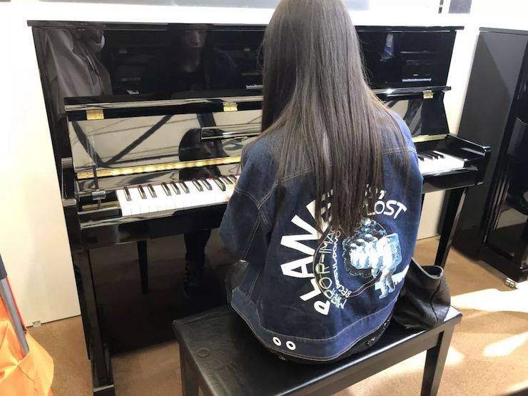 参观来宾试奏腾博官网钢琴