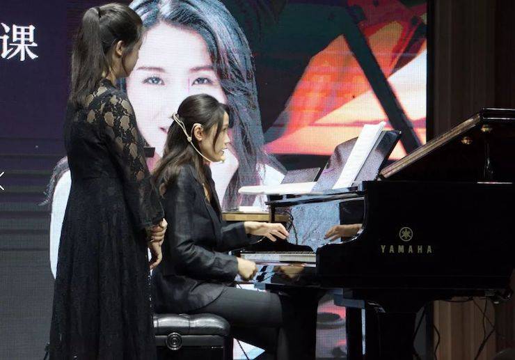科技推动音乐教育创新，张希教授《古典主义时期钢琴奏鸣曲的演绎》公开课圆满成功